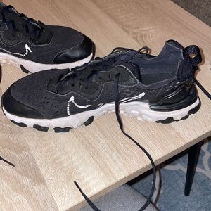 Boys nike shoes size 7